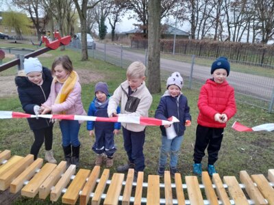 Foto: Rolandstadt Perleberg | Kinder aus dem Perleberger Ortsteil Düpow durchschneiden das symbolische Band zur Freigabe ihrer neuen Spielgeräte.
