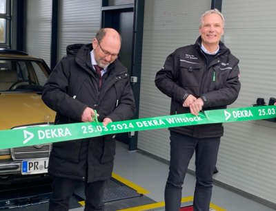 Dr. Philipp Wacker und Jens-Peter Schultze (r.) eröffneten den DEKRA Cube.