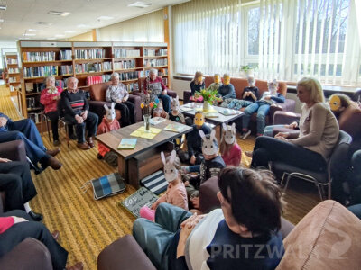 Lauter Osterhasen saßen beim „Treffen der Stärksten“ in der Stadtbibliothek zwischen den Seniorinnen und Senioren. Foto: Sandra Busch