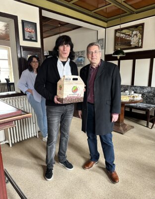 Foto: Bürgermeister Dr. Oliver Hermann gratulierte Carsten Dittrich zum 20-jährigen Bestehen der Kneipe „Lehners Eck“ I Fotos: Antje Kranz (Bild vergrößern)