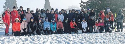 Teilnehmer des Sportkurses nach einem erfolgreichen Skitag.