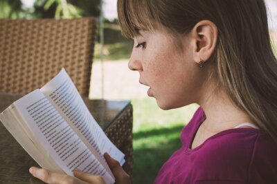 Lesepaten sollen die Begeisterung und die Lesesicherheit von Kindern verbessern. Foto: Pixabay / Pezibear (Bild vergrößern)