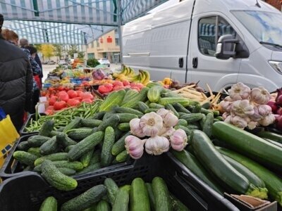 Marktstand mit frischem Gemüse auf dem Wochenmarkt
