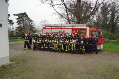 Feuerwehrfrauen und Feuerwehrmänner werden in Zülpich ausgebildet (Bild vergrößern)