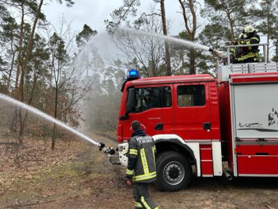 Brandschutzeinheit übt in Michelsdorfer Kiesgrube (Bild vergrößern)