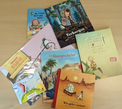 Neue Bücher für die Kinder der Kita Goldbergzwerge dank einer großzügigen Spende der Mutter-Kind-Gruppe (Bild vergrößern)
