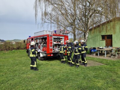 Feuerwehreinsatzkräfte bei der Vorbereitung auf die Feuerwehrleistungsübung am 26. Mai 2024; hier: Antreteordnung der Staffel mit Staffelführerin Stefanie Schmack