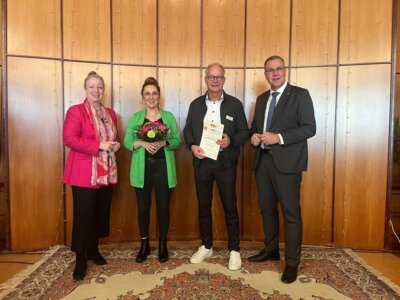 Foto: TGZ Prignitz | Janine Roder (2.v.l.) und Jens Knauer (2.v.r.) nehmen von Minister Rainer Genilke den Preis entgegen.