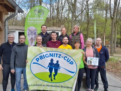 Foto: Rolandstadt Perleberg | Freuen sich mit Bürgermeister Axel Schmidt (hintere Reihe links) auf den 32. Rolandlauf: Organisatoren, Unterstützer und Teilnehmer des Streckenchecks.