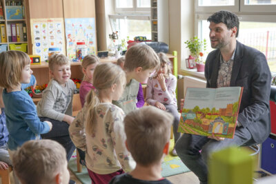Foto zu Meldung: Mit Huhn Angelika - Vorlesetag in der Kindertagesstätte Sonnenblume Sülstorf