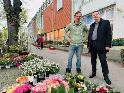 Bürgermeister Dr. Oliver Hermann mit Tayfun Fleischer von Wendland Gartenbau I Foto: Martin Ferch (Bild vergrößern)