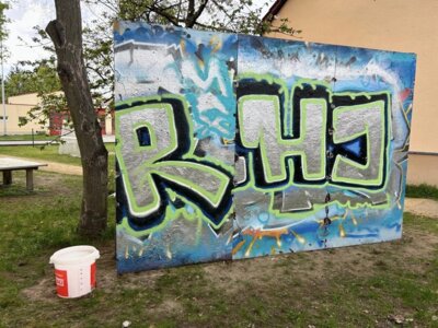 Graffiti Wände am Jugendtreff aufgestellt - Jeder kann sich ausprobieren (Bild vergrößern)