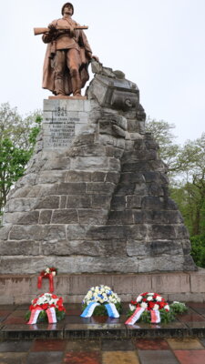 Mahnmahl an der Gedenkstätte Seelower Höhen mit niedergelegten Kränzen am 16. April 2024