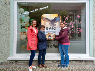 Franziska Liebing (l.) und Heike Fuchs gratulieren Marie Christin Bismark (r.) zur Geschäftseröffnung. Foto: Lena-Isabell Mohneke