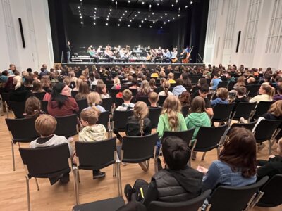 Besuch der Eibenwaldschule bei Peter und der Wolf des Göttinger Symphonie Orchesters
