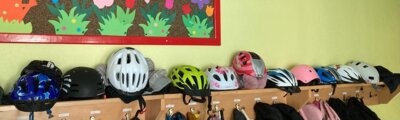 Für die Fahrradprüfung lagen die Helme der Kinder an der Garderobe bereit. (Foto: Dana Röthemeier)