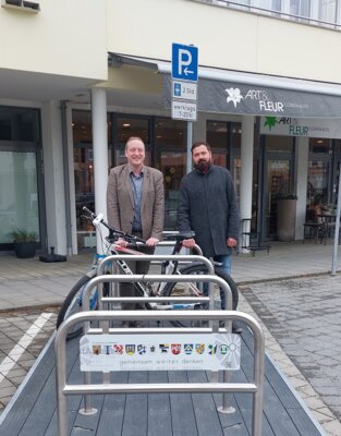 Am 22. April 2024 hat die Gemeinde Vaterstetten vor den Geschäften an der Karl-Böhm-Straße 93-95 unsere mobile Fahrrad-Abstellplattform installiert! (Bild vergrößern)