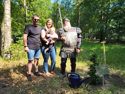 Foto: Rolandstadt Perleberg | Im vergangenen Jahr war Familie Dalchow dabei, machte nach der Geburtsbaumpflanzung noch ein Erinnerungsfoto.