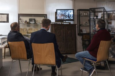 Bild von links: Bürgermeister Frank Stumpf, Landrat Dr. Oliver Bär und Museumsleiter Wolfgang Brügel im Museum Naila bei der Sichtung von Videomaterial über die historische Ballonflucht (Bild vergrößern)