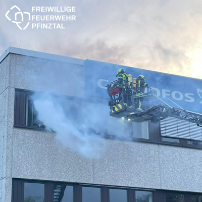 Übung | Brand im Bürogebäude sowie technische Hilfe mit Gefahrstoffen (Bild vergrößern)