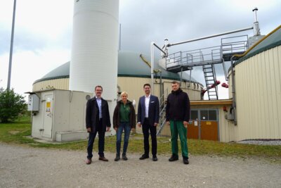 Oberbürgermeister bei Agrarbetrieb in Mockzig: Tiere, Pflanzen, Energie (Bild vergrößern)
