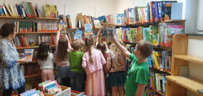 Leseabenteuer in der Bücherei: Die 1. Klasse erkundet die Welt der Bücher (Bild vergrößern)