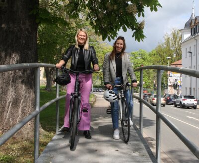 Landrätin Nicole Rathgeber (links) und die neue Nahmobilitätskoordinatorin des  Werra-Meißner-Kreises Dr.-Ing. Carolin Röhrig-Dietrich (rechts) (Bild vergrößern)