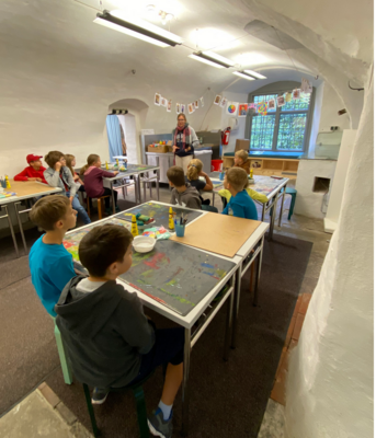 Meldung: Klasse 4 beim Kunstworkshop auf Schloss Achberg