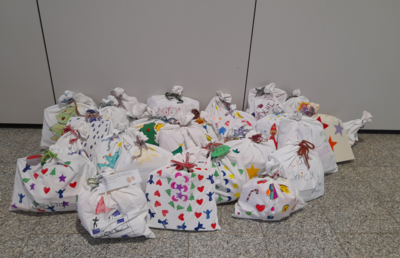 Advents-Säckchen von Kindern für Kinder für die Pater-Berno-Stiftung (Bild vergrößern)