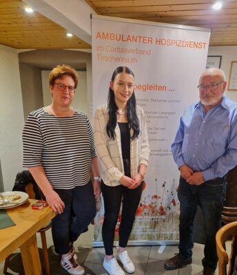 von rechts Herr Wagner v. VdK Krummennaab, Fr. Hironimus, Fr. Schnurrer bd. Hospizdienst Tirschenreuth (Bild vergrößern)