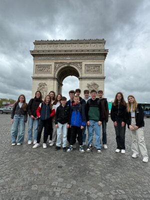 Die Teilnehmer des WHG vor dem Arc de Triomphe in Paris