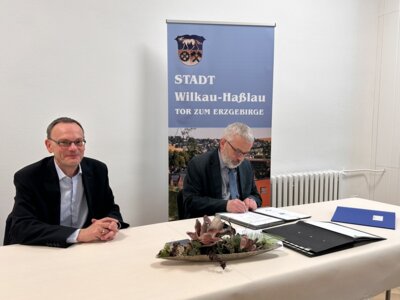 Herr Fuchs (enviaM) und Herr Feustel beim Unterzeichnen des Vertrags. © Stadtverwaltung (Bild vergrößern)