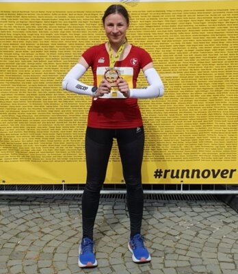 Olga Polotnykova mit Medaille und einem Lächeln im Ziel. Foto: SC Laage