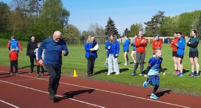 Das macht das Sportabzeichen aus - der 66-jährige Gerd Möller sprintet gegen den fast 7-jährigen Ludwig Maag. Foto: André Stache