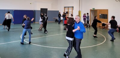 Foto zur Meldung: Schwungvoll und doch anstrengend: Lindy Hop und Charleston bei TC Blau Gold