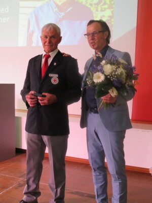 Bürgermeister Bernhard Uhl (links) und neuer Träger der Verdienstmedaille Wilfried Günther (rechts) / Foto: Markt Zusmarshausen