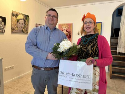 Ordnungsamtsleiter und stellv. Bürgermeister Lars Wirwich gratulierte am 25. April Masha Lofft I Foto: Martin Ferch (Bild vergrößern)