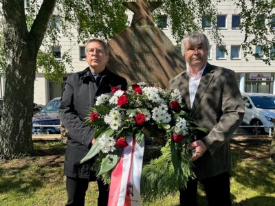 Kranzniederlegung 2023, Bürgermeister Dr. Oliver Hermann und Stadtverordnetenvorsitzender Karsten Korup | Foto: Martin Ferch (Bild vergrößern)