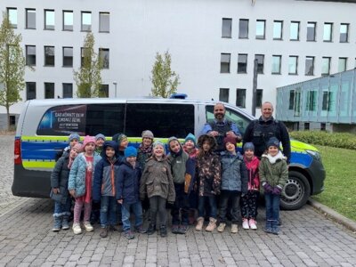 Vorschulkinder der Kita Zwergenland Kleinlüder besuchen die Polizei