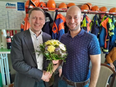 Foto: Rolandstadt Perleberg | Bürgermeister Axel Schmidt (links) gratuliert André Kenzler zu dessen Wiederwahl.