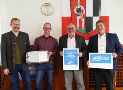 Bild von links: Dominic Tschampel (Bayernwerk), Stadtbaumeister Roland Weiß,  Erster Bürgermeister Stefan Busch und Ralf Schwarz (Bayernwerk) (Bild vergrößern)