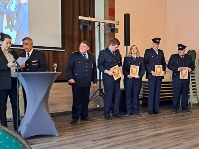 Mehrere Feuerwehrmitglieder wurden bei der Jahresversammlung befördert. Foto: Christina Giese
