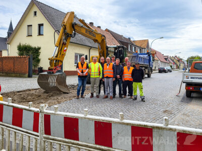 Baustart mit Bagger in der Havelberger Straße. Foto: Beate Vogel