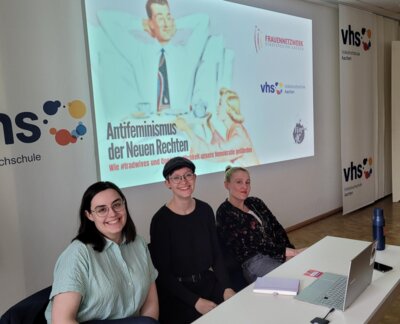 von links Nina Koeder (studentische Gleichstellungsbeauftragte der FH Aachen), Judith Vogt (Schriftsteller*in) und Eva Beutin (Feministische Gruppe Aachen Fem*AC) (Bild vergrößern)