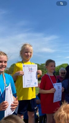 Platz 1 auf dem Siegertreppchen: Finja Müller (2. von links) gewann für die Grundschule Jarmen in der Altersklasse Mädchen 10. (Foto: Röthemeier)