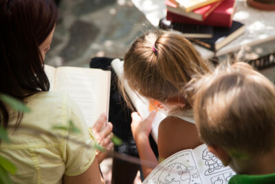 Vorlesen fördert bei Kindern die Sprachentwicklung. Quelle: Bild von freepik