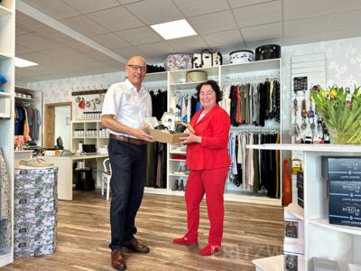 Monika Gnad betreibt seit 15 Jahren die Boutique Moni K.. Dazu gratulierte Bürgermeister Dr. Ronald Thiel. Foto: Katja Zeiger
