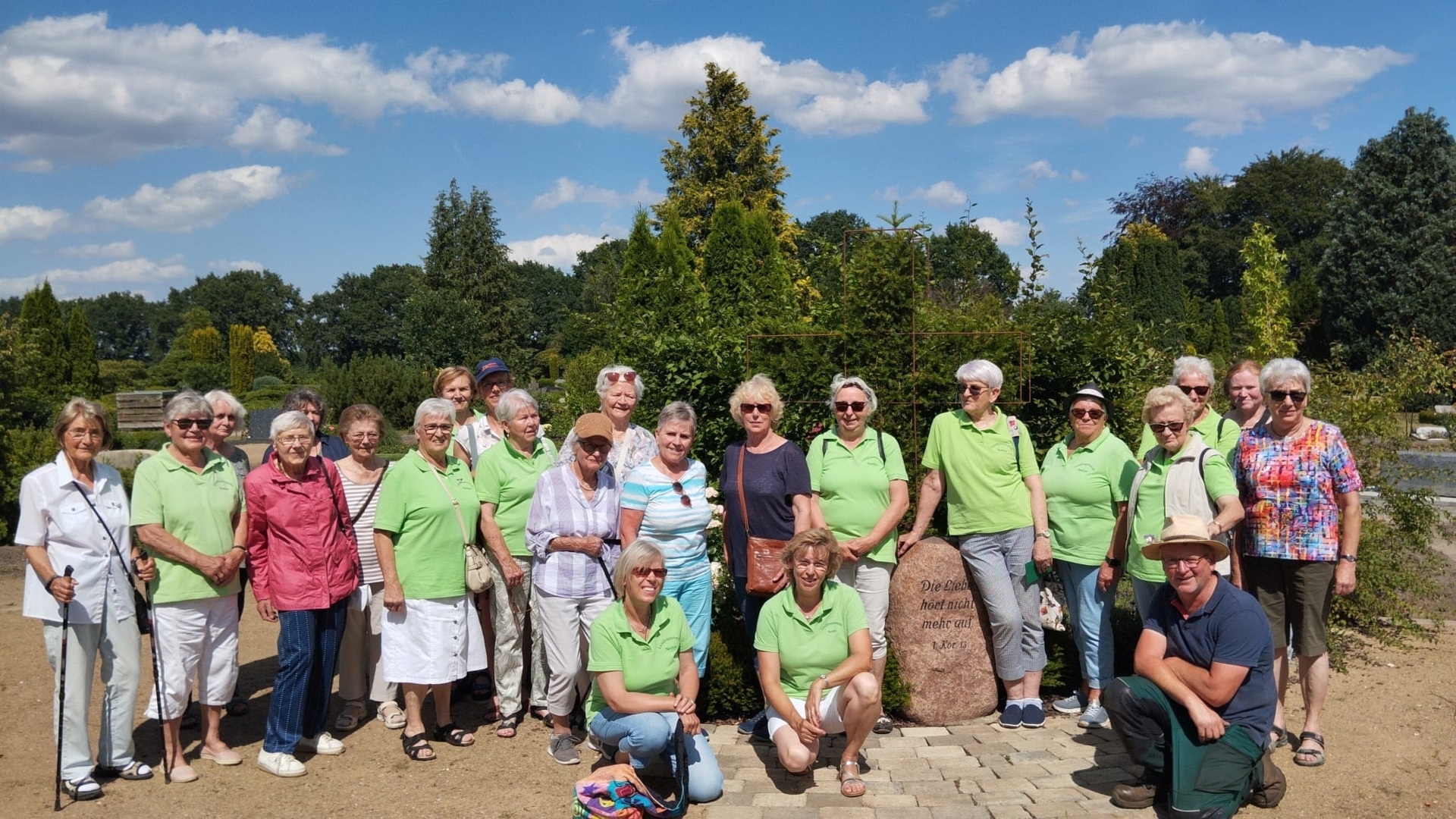 Radtour zum Bardowicker Friedhof der Erinnerung Landfrauenverein Neetze