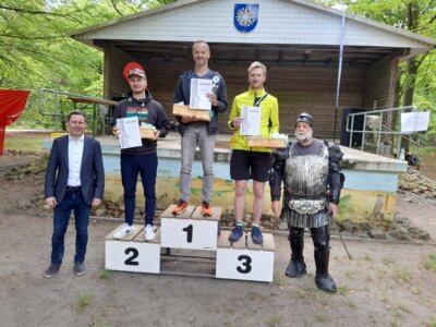 Foto: Rolandstadt Perleberg | Die Erstplatzierten über 14 Kilometer. Pokalgewinner wurde Maximilian Weger. Gratulationen kommen von Bürgermeister Axel Schmidt und dem Perleberger Roland.