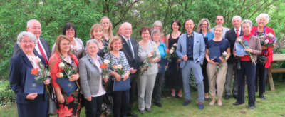 Alle Geehrten mit Bürgermeister Bernhard Uhl (Markt Zusmarshausen) (Bild vergrößern)